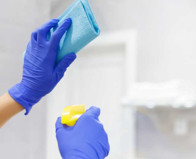 How to clean dressing table mirror