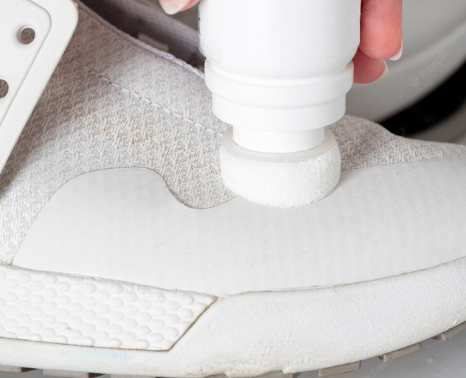 How to Remove Oil Stain From White Shoes in Hindiसफेद जूतों को कैसे