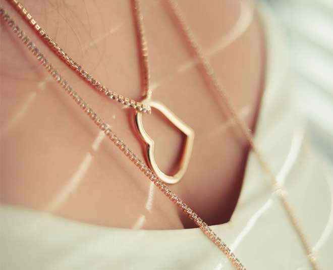 Gold Chain Necklaces With Layers That Are Perfect To Go With Any Outfits