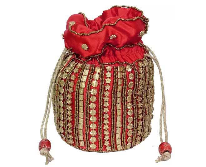 Have A Cool Look With The Right Type Of Handbags With Your Sarees ...