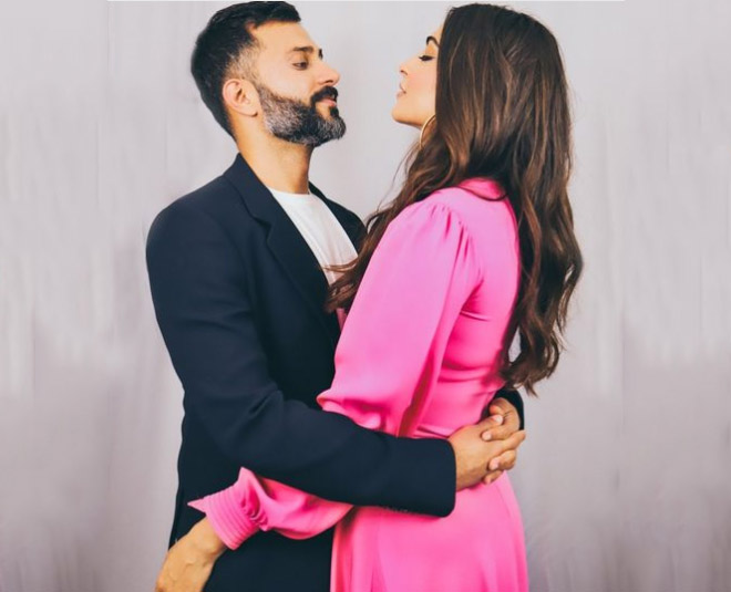 Sonam Kapoor Announces Pregnancy