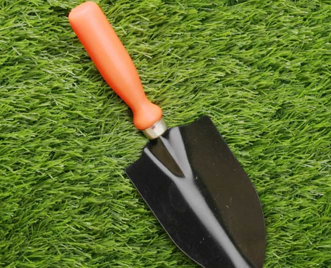 ट्रोवल- basic gardening tools