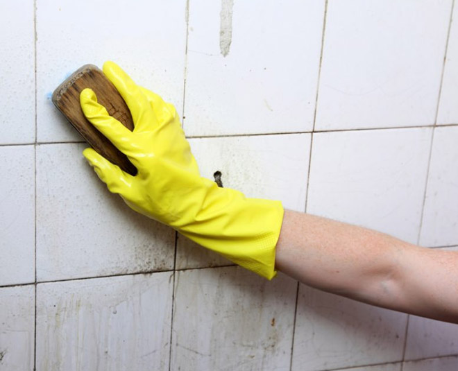 cleaning bathroom tiles