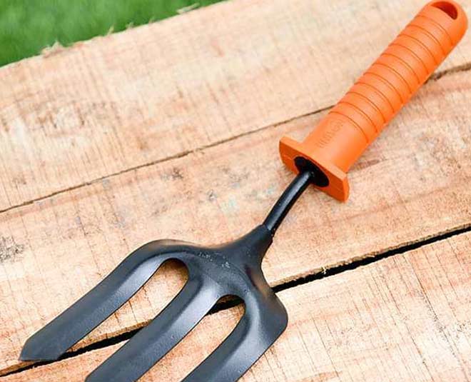 गार्डन फोर्क- essential gardening tools for beginner