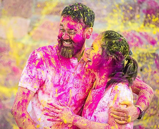 Indian couple playing holi hi-res stock photography and images - Alamy