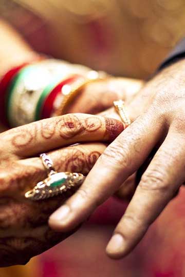 सगाई की अंगूठी 'चौथी उंगली' में ही क्यों पहनी जाती है, ये है वजह | why  wedding ring is worn on fourth finger of left hand | Patrika News
