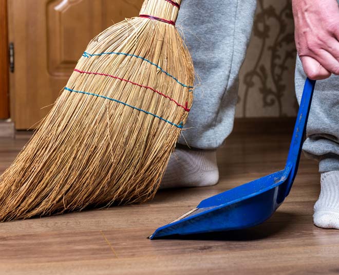 Reason Behind Not Using Broom In Evening According To Shastra In Hindi | शाम को भूलकर भी न लगाएं झाड़ू| Raat Me Na Lagaen Jhadoo | reason behind not using broom in