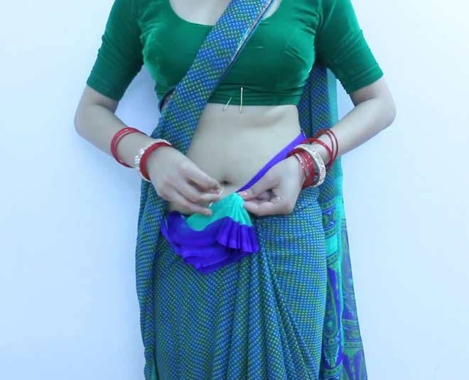 पिन लगाना न भूलें secure saree with safety pins