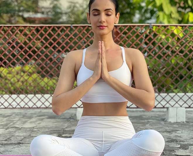 sonal chauhan fitness tips yoga hindi