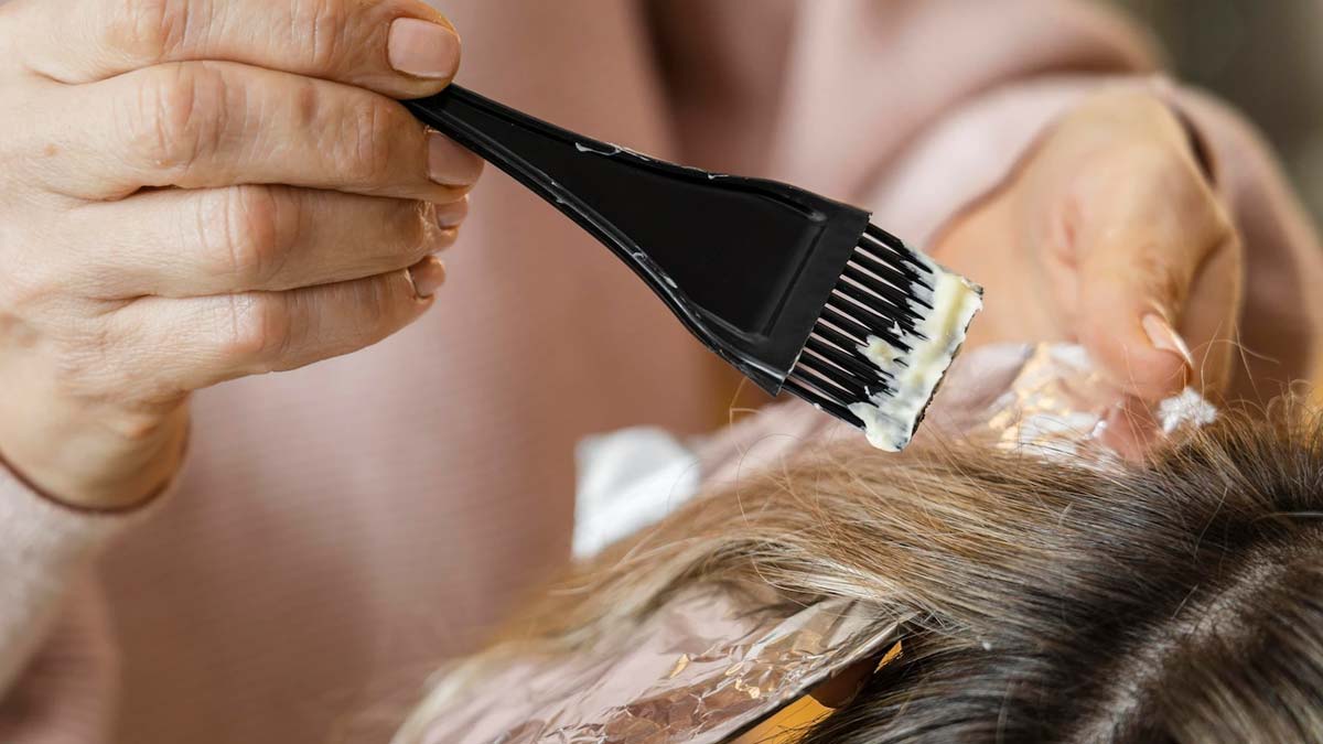 How to apply color on hair