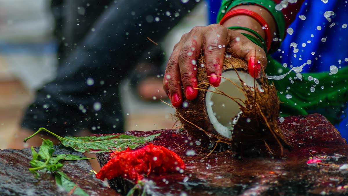 Why Coconut Is Breaking On Every Auspicious Occasions In Hindi| मंदिर से मिले नारियल का क्या करें?| Nariyal Ke Totke| | why do hindus break coconut before any auspicious occasion | HerZindagi