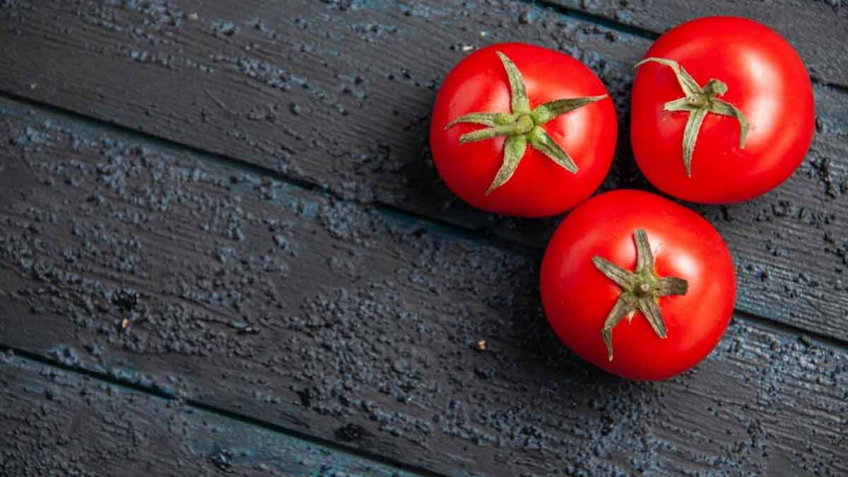 add tomato puree to dal