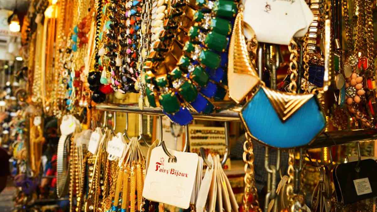 cheapest bridal  shopping places  in old sadar bazar delhi isnide 