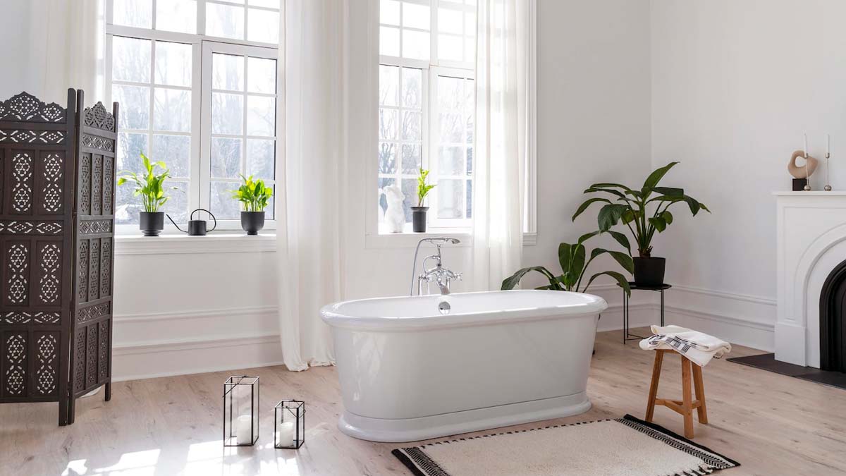 close bathroom blinds