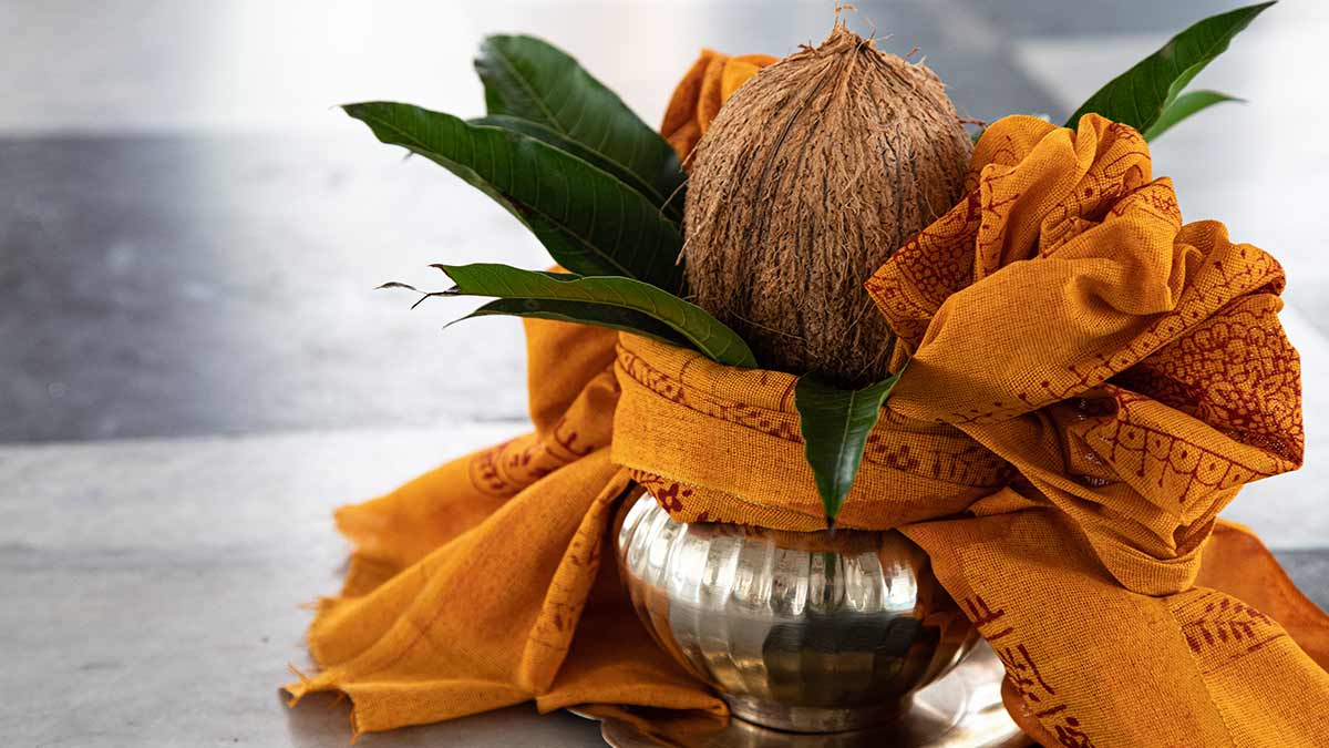 Remedies Of Coconut For Happy Life In Hindi| पूजा से पहले नारियल क्यों  तोड़ा जाता है | Shadi Ke Liye Nariyal Ke Upay | coconut remedies for late  marriage solution | HerZindagi