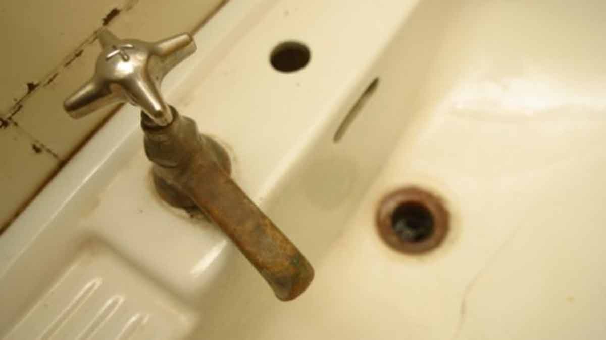 different uses of old kitchen scrubber inside 