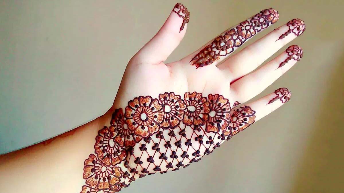 floral with twist mehndi pattern