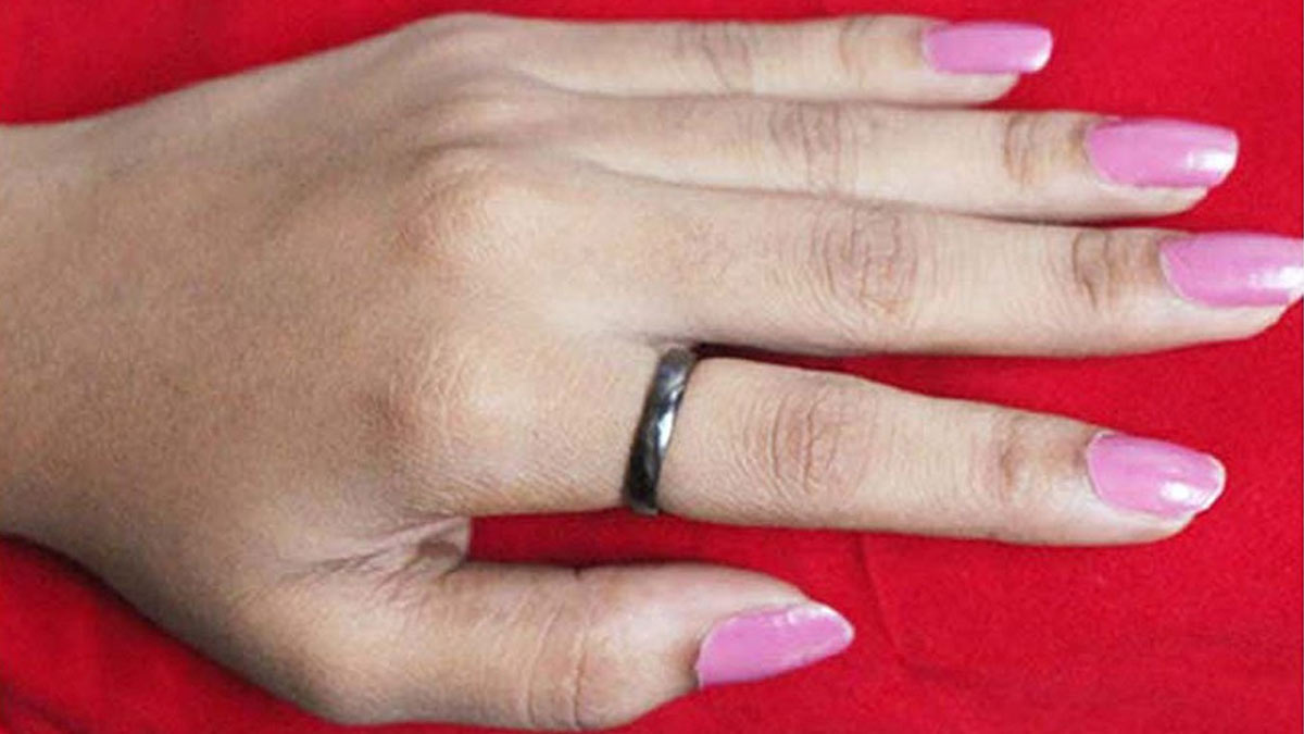Iron Ring Effects लोहे की अंगूठी के चमत्‍कार Iron Ring Magic when to wear iron ring HerZindagi