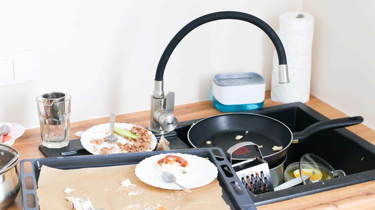 joothe bartan in kitchen vastu