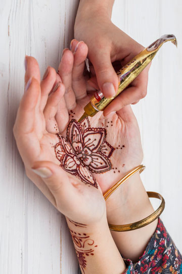 The Art of Mehndi: Celebrating Love and Beauty in Indian Weddings –  Timeless Indian Jewelry | Aurus