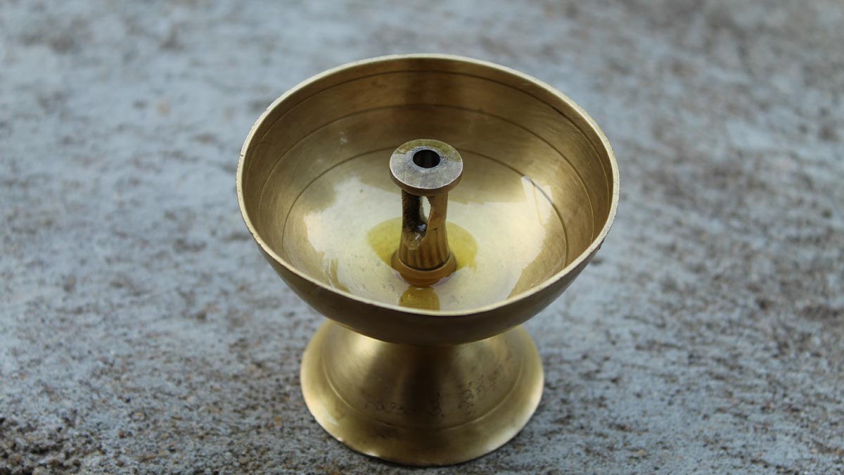Clean Brass Puja Diyas At Home बर्तन कैसे साफ करें Pital Ka Saman