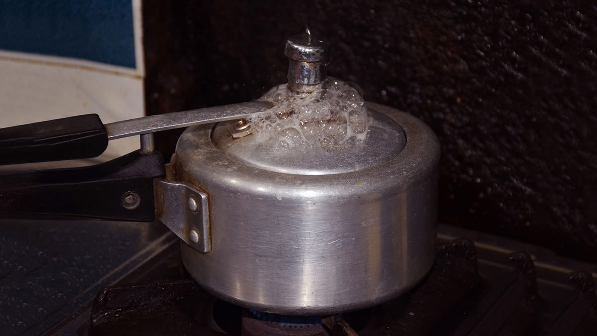 Pressure Cooker Hacks For Winter| प्रेशर कुकर से जुड़े टिप्स| Pressure Cooker Me Khana Kaise Banaye | easy pressure cooker hacks for winter | HerZindagi