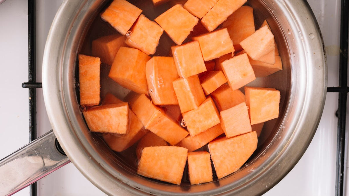 Как сделать кусочки сладкой картошки. Морковь ломтиками купить.