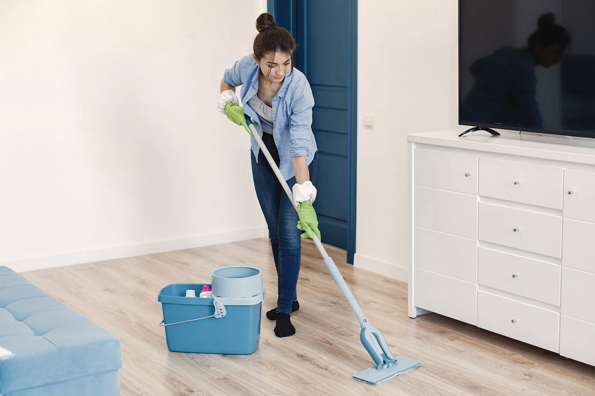 फ्लोर को सैनिटाइज करने के लिए करें इस्तेमाल cleaning floor with bleach