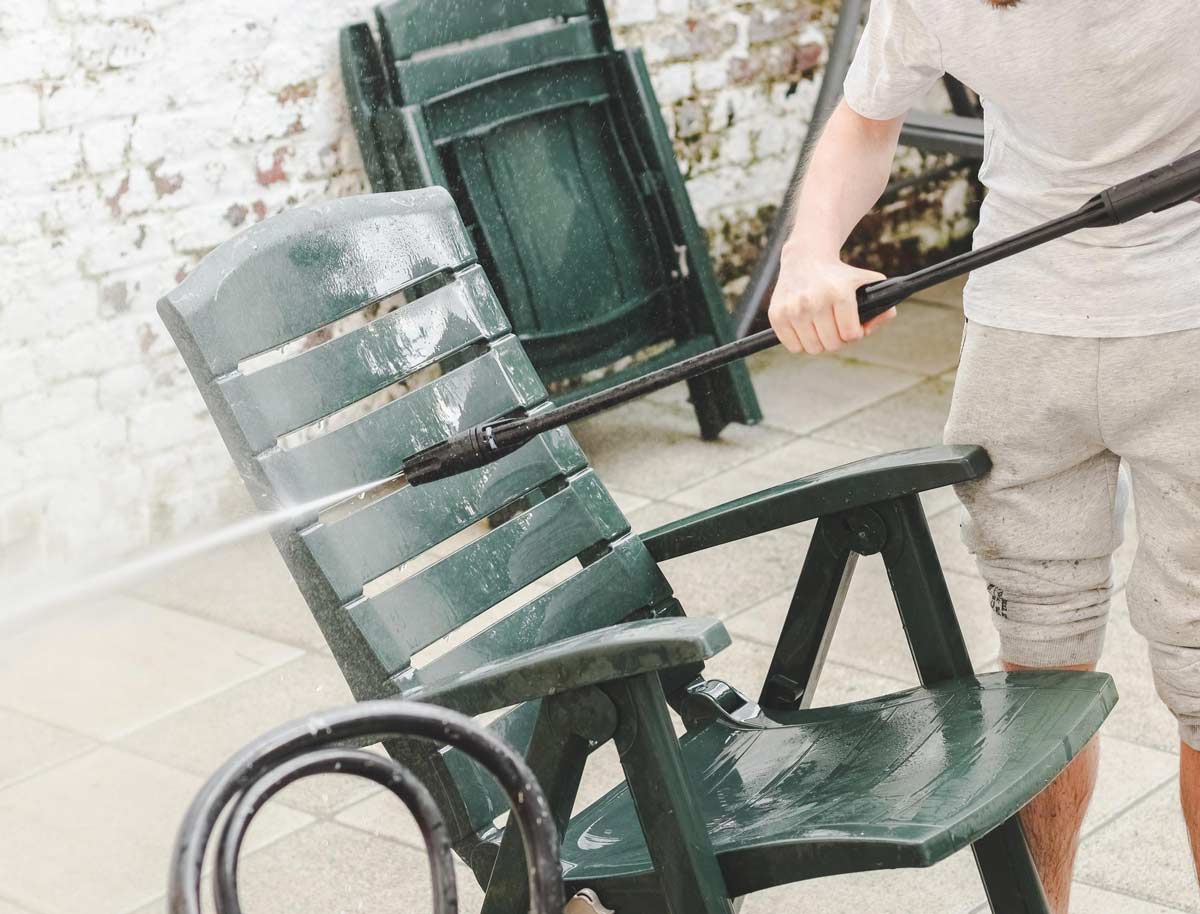 प्लास्टिक फर्नीचर की करें सफाई cleaning plastic chair with bleach