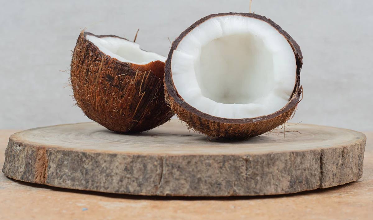 Коричневый Кокос. Коктейль в кокосе. Кусочки кокоса. Цветок кокоса. Natural coconut