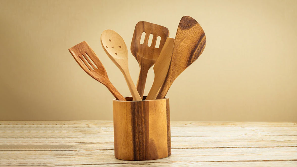 Wooden Spoons|लकड़ी के स्पून का इस्तेमाल|Konse Spoon Ka Istemaal Hai Best | is it safe to cook with wooden spoons | HerZindagi Wooden Spoons|लकड़ी के स्पून का इस्तेमाल|Konse Spoon Ka Istemaal Hai Best | is it safe to cook with wooden spoons | HerZindagi