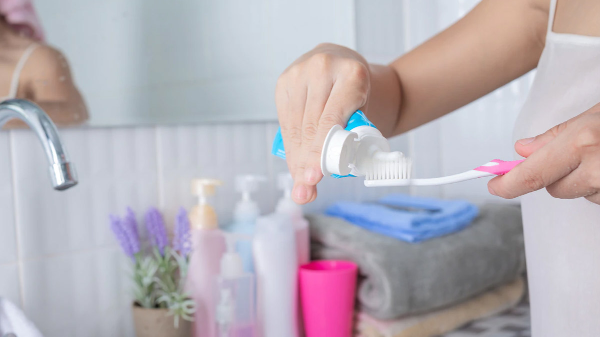 टूथपेस्ट से करें बाथरूम की इन चीजों को साफ | how to clean bathroom with ...