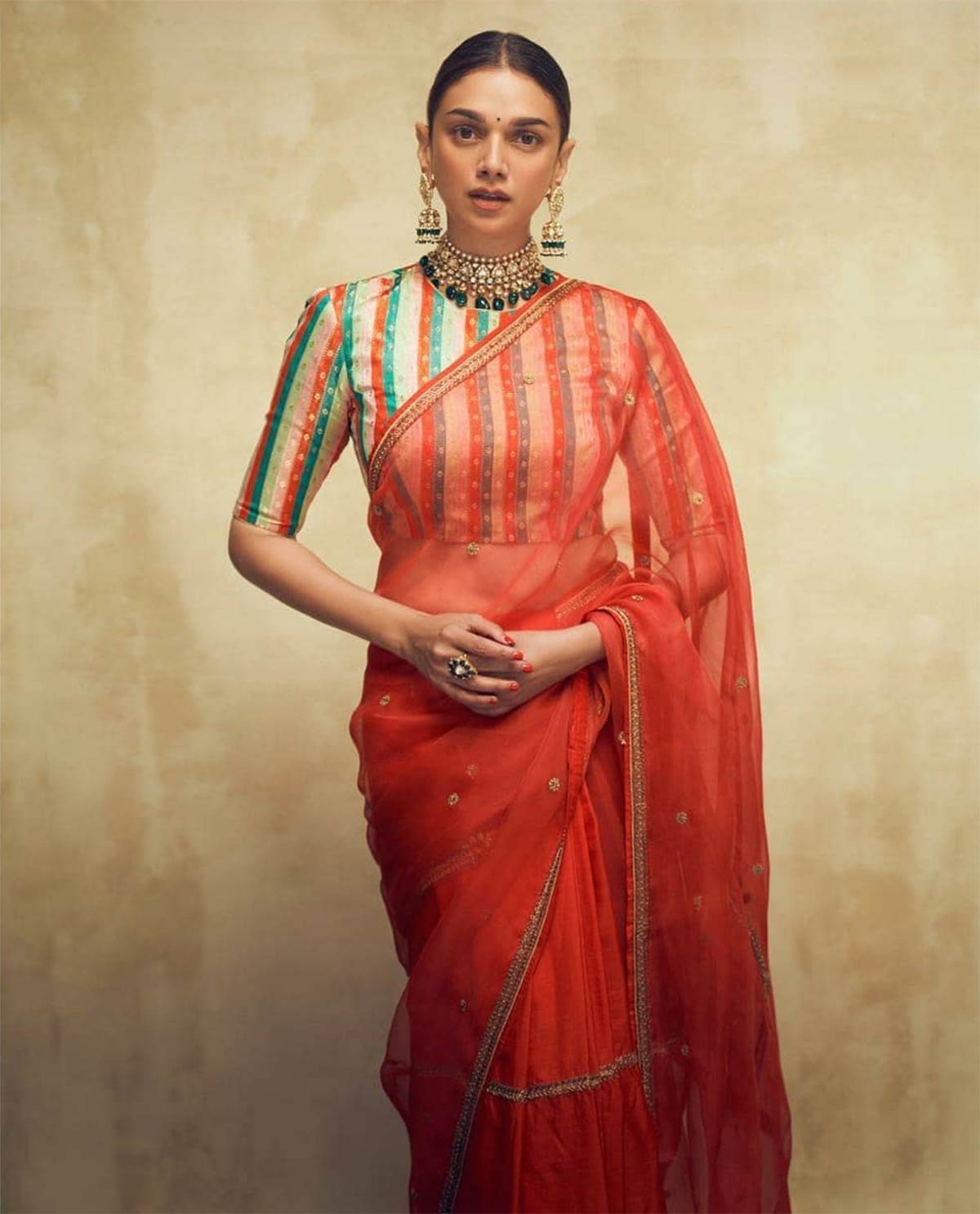 how to drape simple saree with heavy blouse