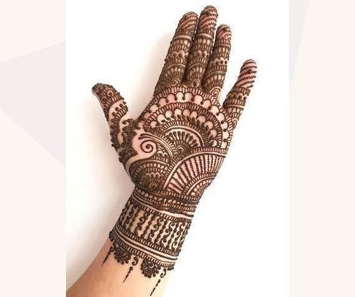 New Mehndi Design: हाथों में बेहद खूबसूरत लगते हैं ये मेहंदी डिजाइन, दुल्हन  की सहेलियां जरूर देखें - Rgh News