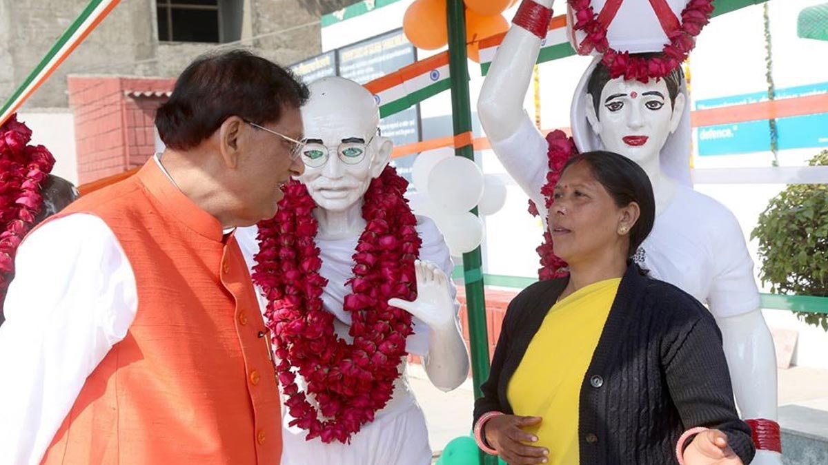 who helps usha chumar