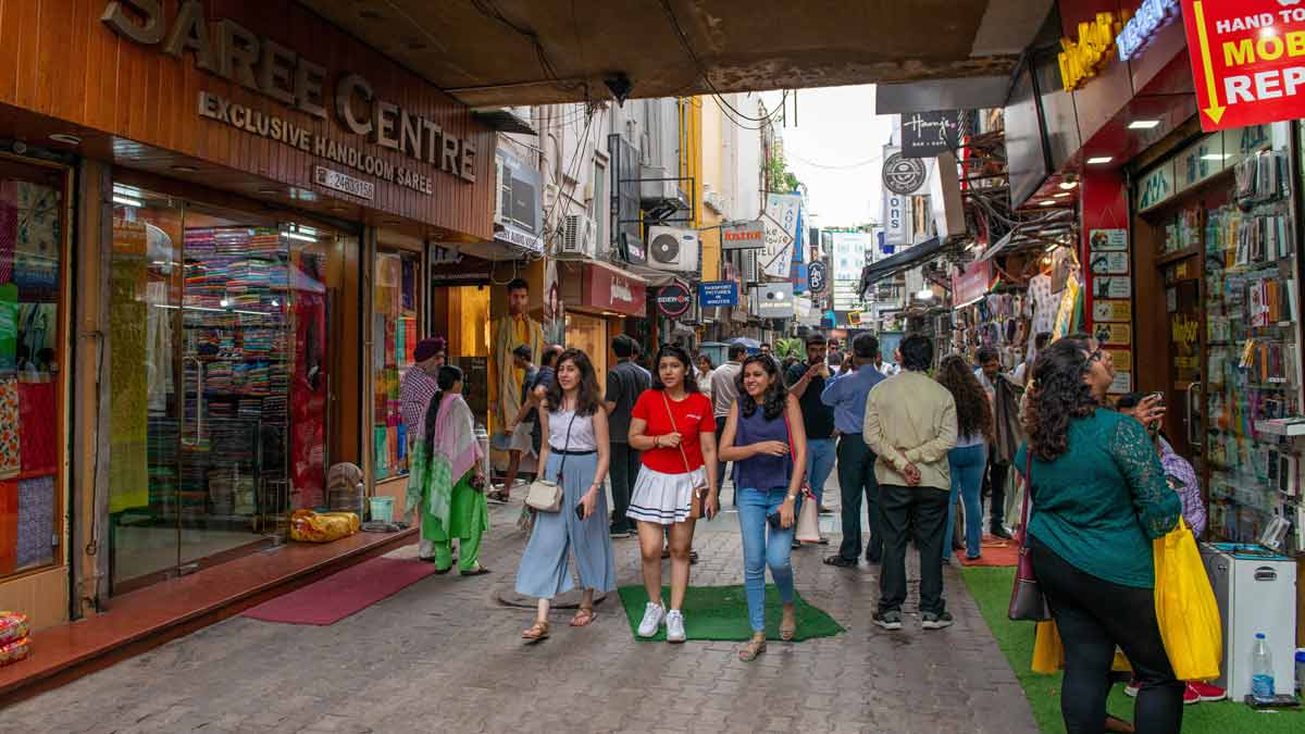 why khan market is famous in hindi