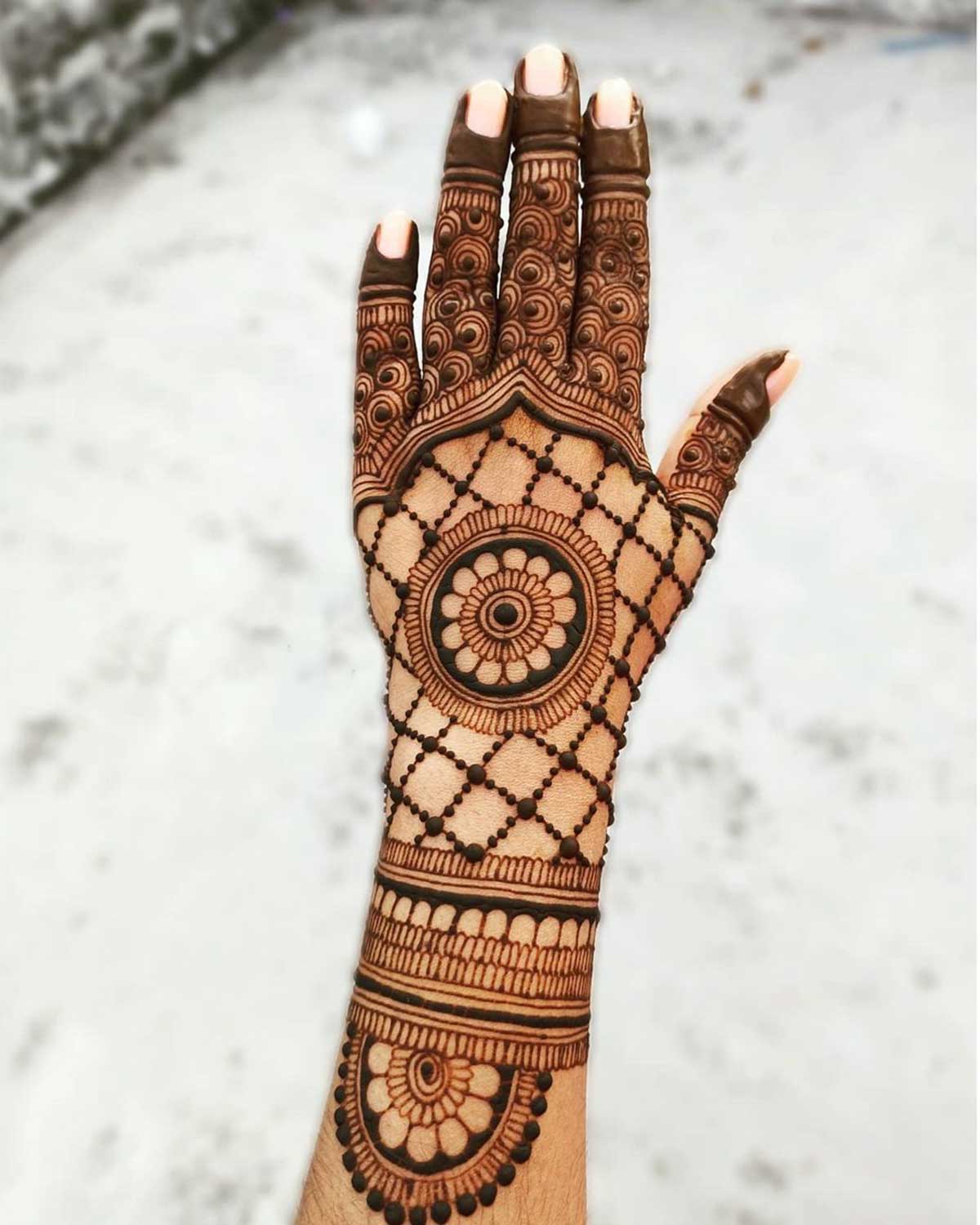 Karwa Chauth Mehndi design 2021 try these 7 trendy beautiful and latest  mehendi designs on hands see photos करवाचौथ के लिए मेहंदी की लेटेस्‍ट  डिजाइनें