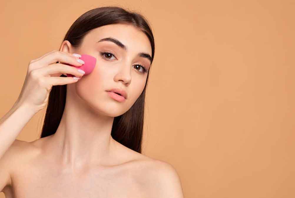Makeup Foundation ब्यूटी ब्लेंडर या मेकअप ब्रश Beauty Blender Vs
