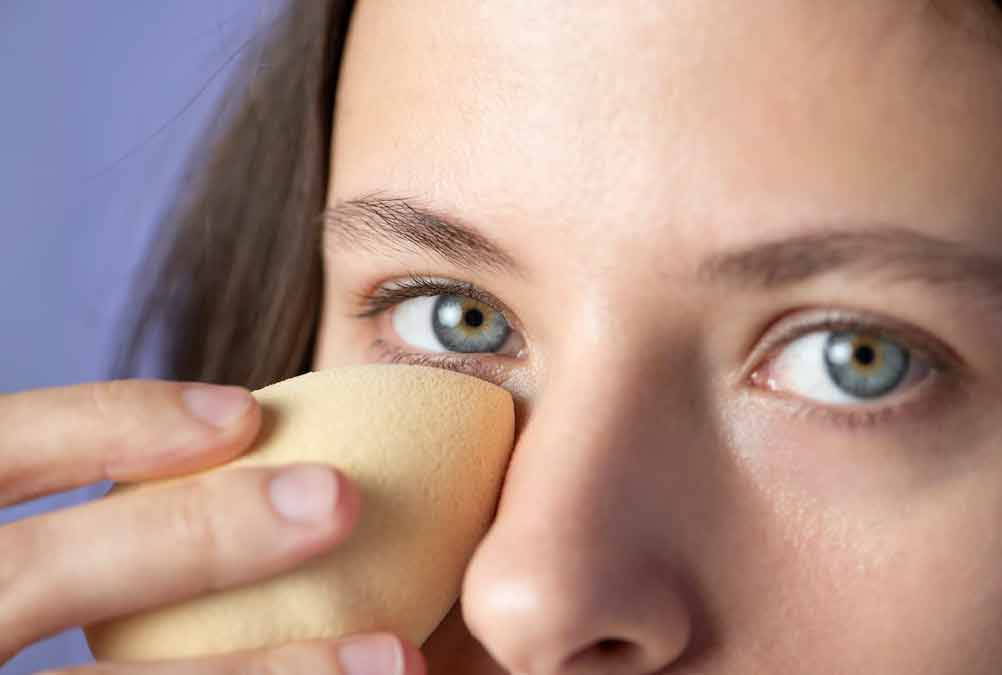 Makeup Foundation ब्यूटी ब्लेंडर या मेकअप ब्रश Beauty Blender Vs