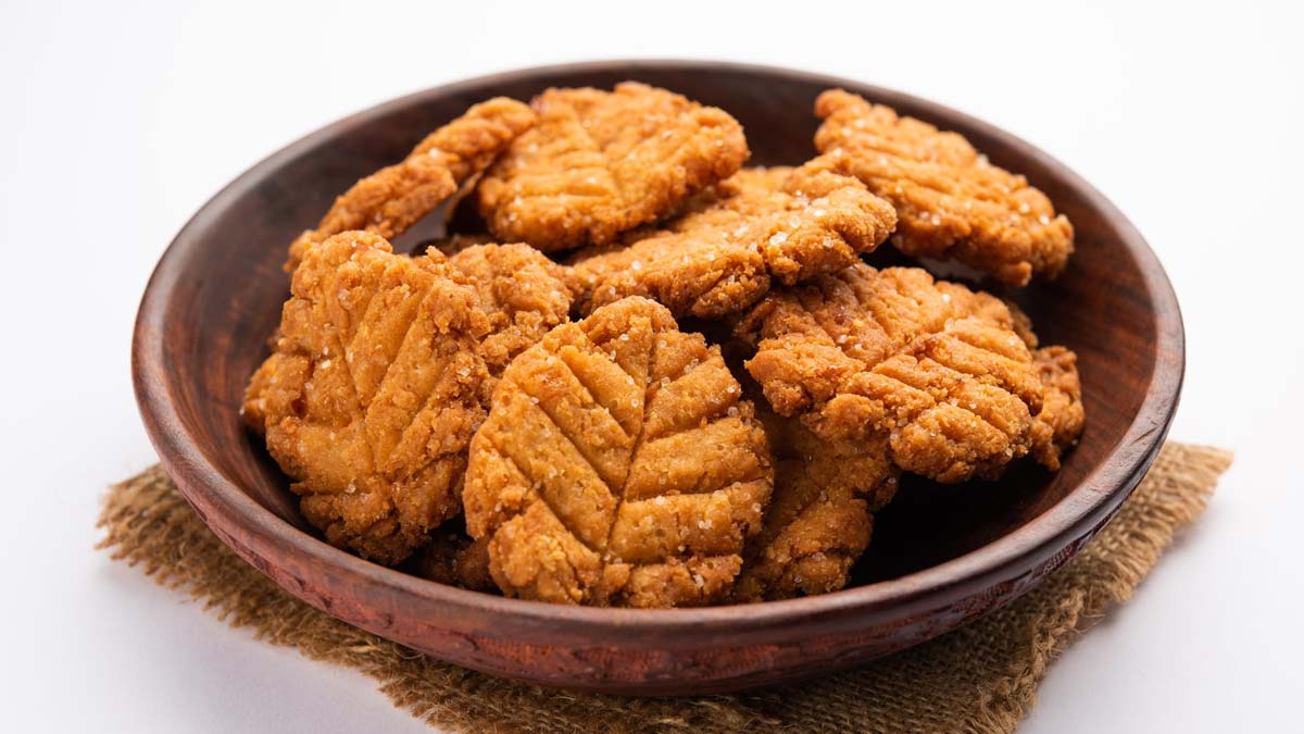 Thekua Recipes| छठ का प्रसाद ठेकुआ | Bihari Thekua Kaise Hota Hai | 2 types  of thekua recipes chhath puja2022 | HerZindagi