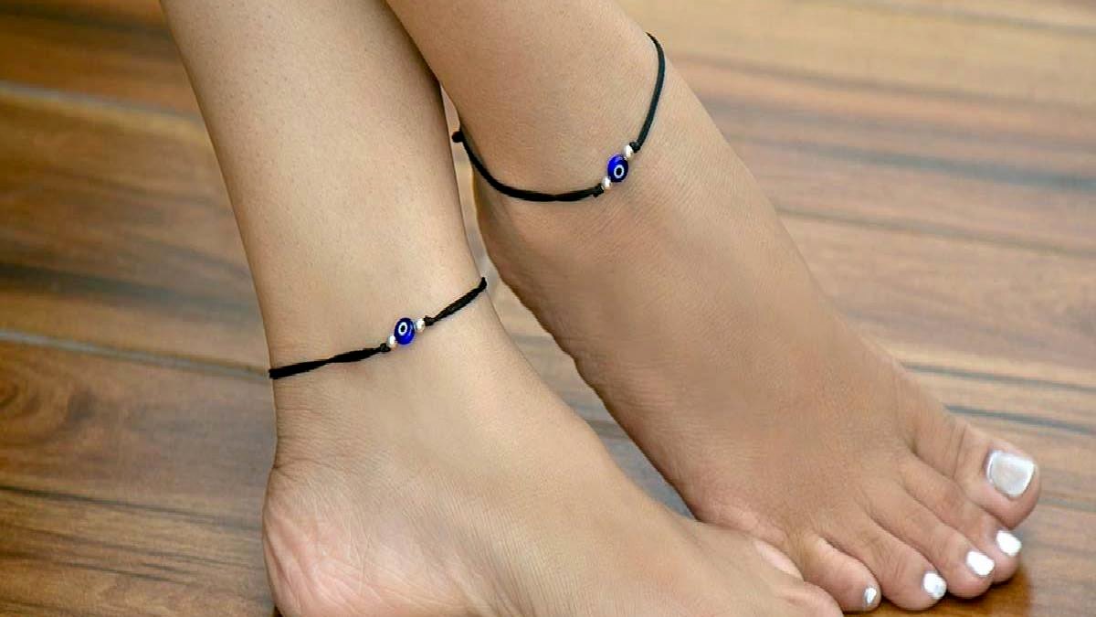 Pair mein Kala Dhaga Pahanne ke Fayde Benefits of wearing black thread in  feet  Black Thread Benefits कय पर म कल धग पहनन स रहकत क  करध स मल जत ह