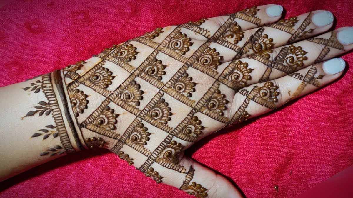 Hariyali Teej 2021 Mehndi Designs: मेंहदी के बिना अधूरा है तीज का त्योहार,  देखें लेटेस्ट मेहंदी डिजाइन - hariyali teej 2021 latest mehndi designs  henna tlif - AajTak