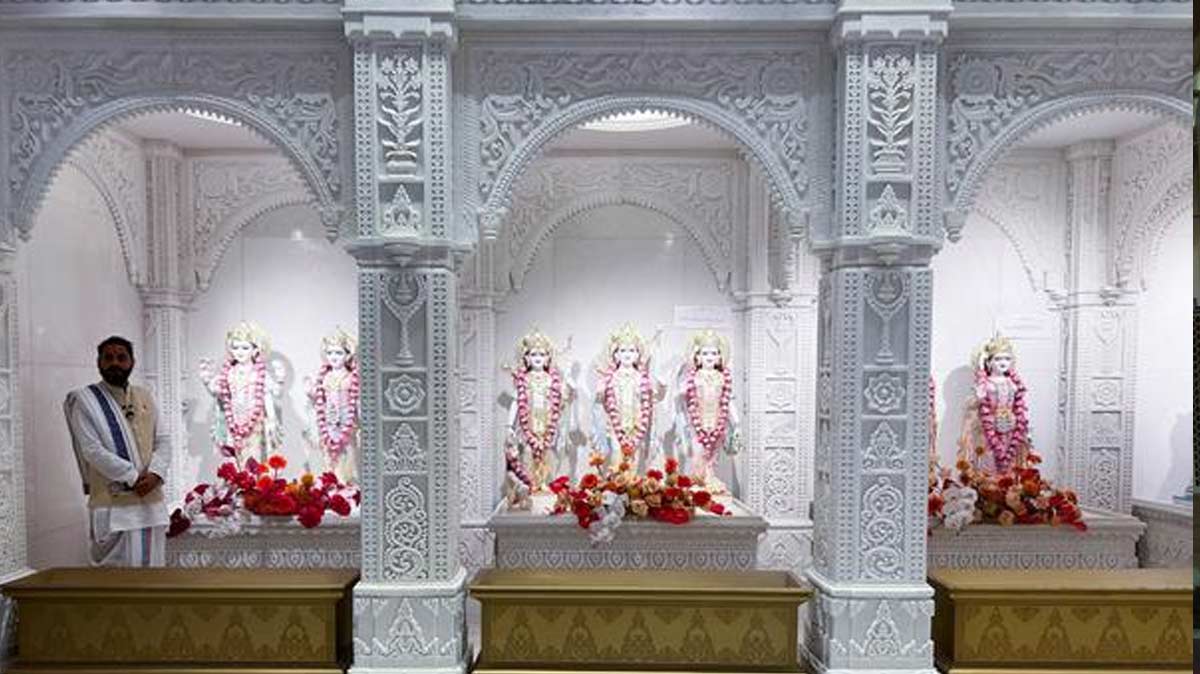 Dubai Hindu Temple: दुबई के पहले हिन्दू मंदिर में उमड़ रही हैं लोगों की ...