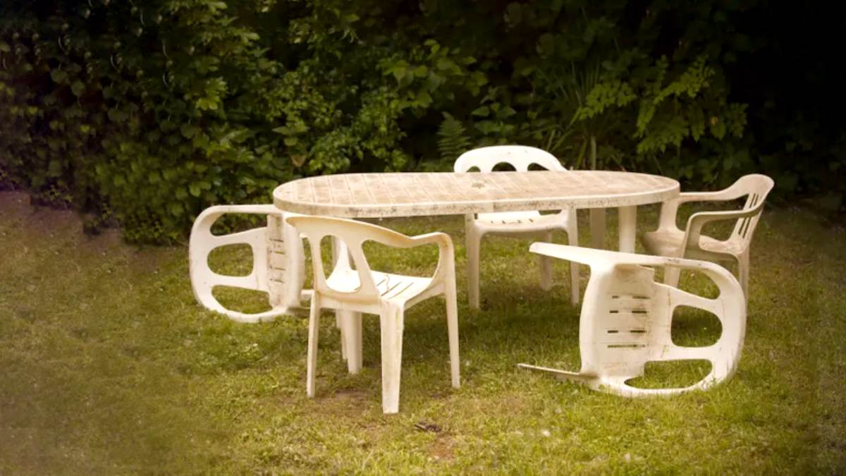 White Plastic Table Cleaning Tips सफेद टेबल की सफाई कैसे करें White Furniture Ki Safai Kaise