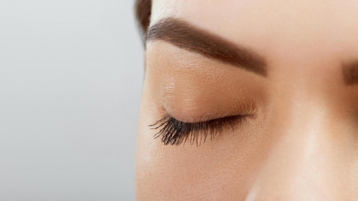 आइब्रो को घना कैसे बनाएं easy remedies for eyebrow growth with olive oil HerZindagi