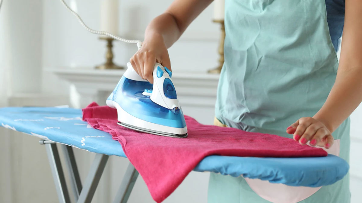 These Iron Hacks Will Help You To Save Time कपड़ों को प्रेस करने से