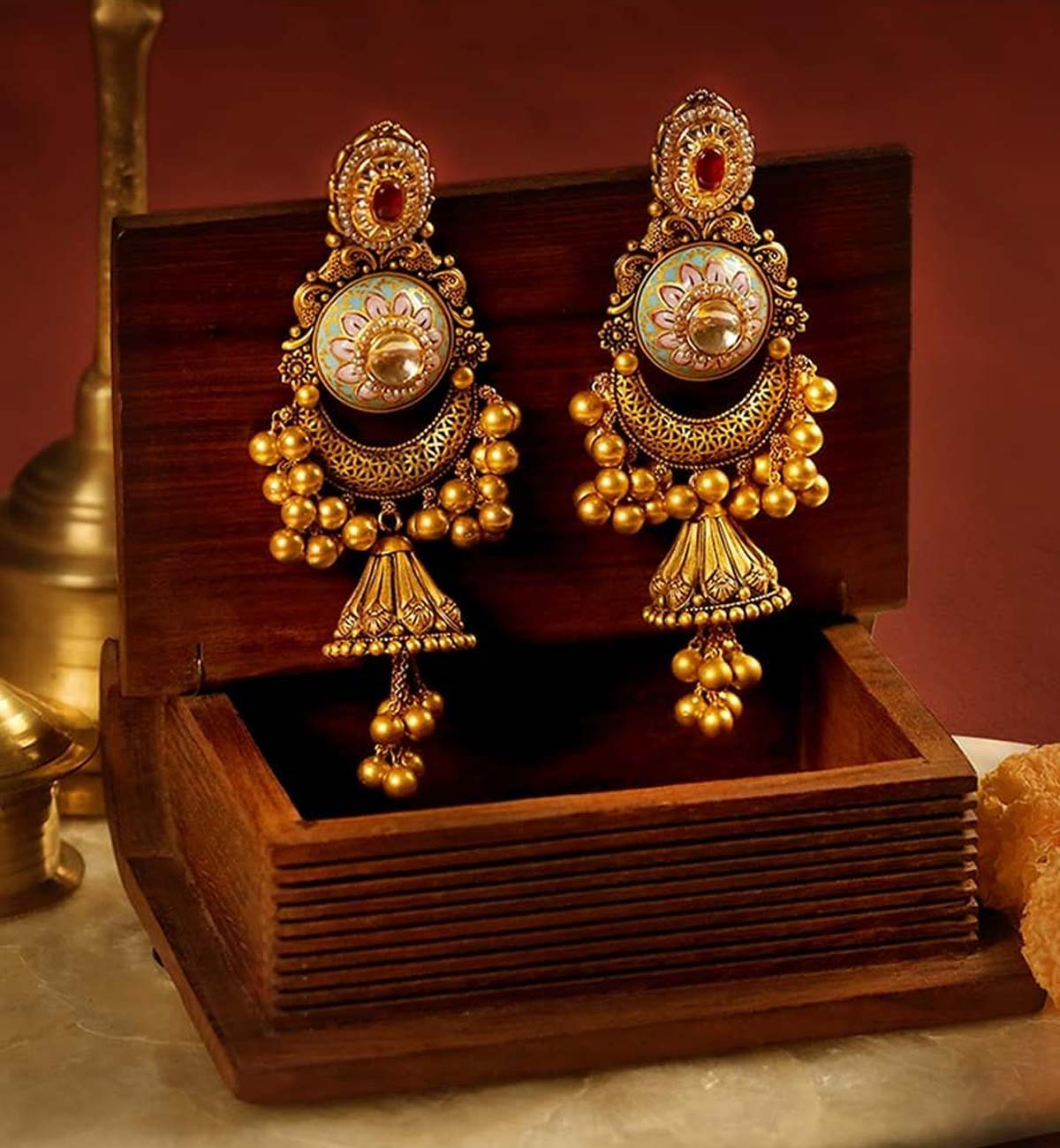 Bridal Earrings Designs: दुल्हन कानों में पहने ये हेवी ब्राइडल झुमके, मिलेगा अट्रैक्टिव लुक 