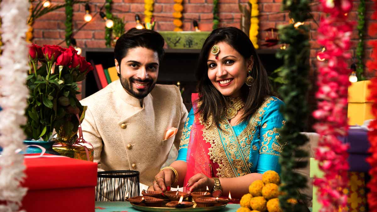 Karwa Chauth 2022 Gifts for Wife According Zodiac Sign happy married life | Karwa  Chauth 2022: करवा चौथ पर राशि अनुसार पत्नी को दें गिफ्ट, दांपत्य जीवन में  आएंगी खुशियां
