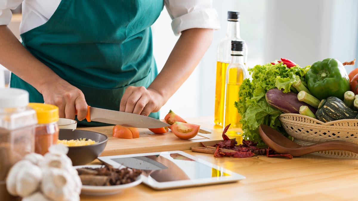 Bringing Patriarchy To Its Knees: 3 Women On How They Run Their Cloud Kitchens - Vimarsana News