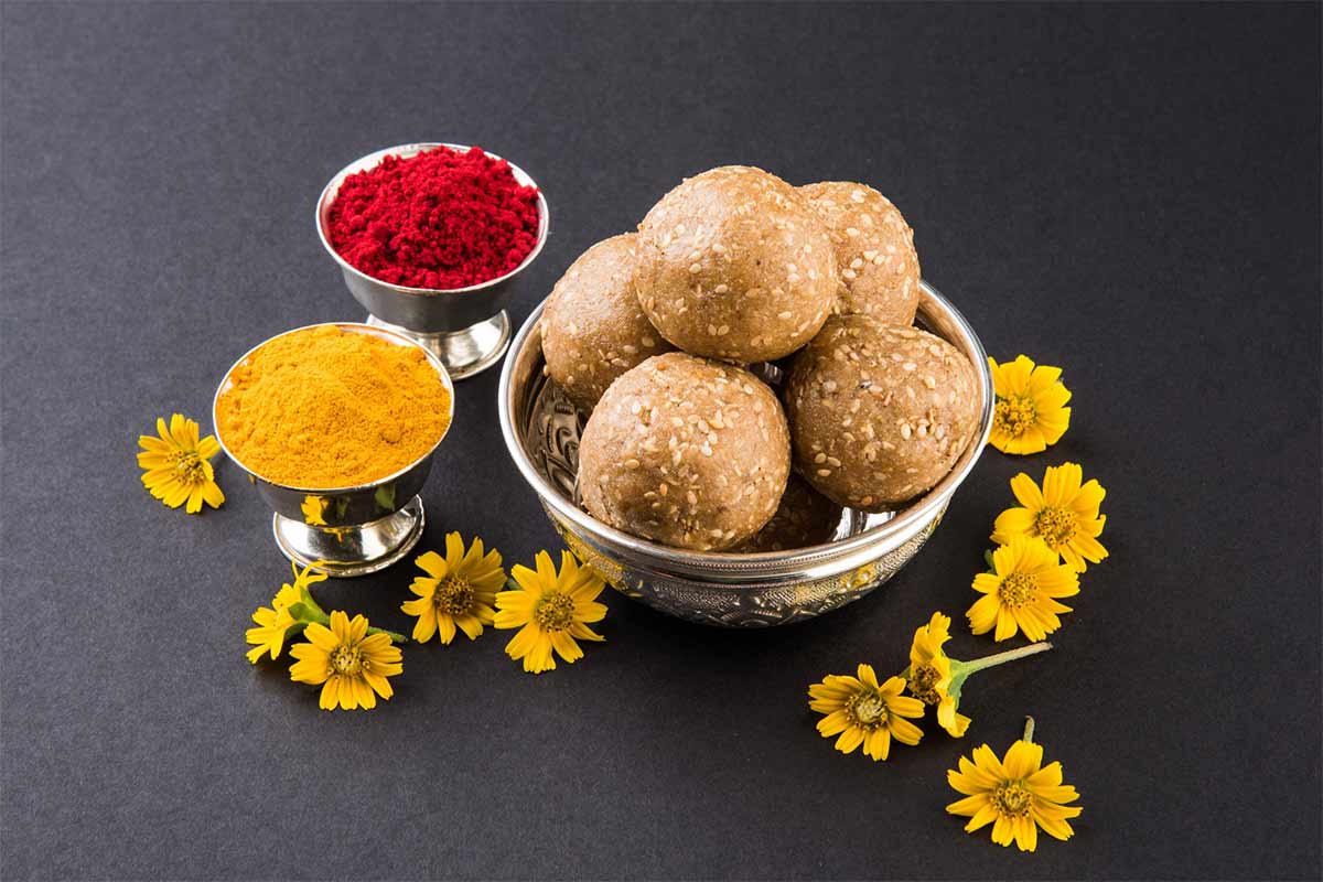 offer kumkum to goddess lakshmi in diwali  for happy married life